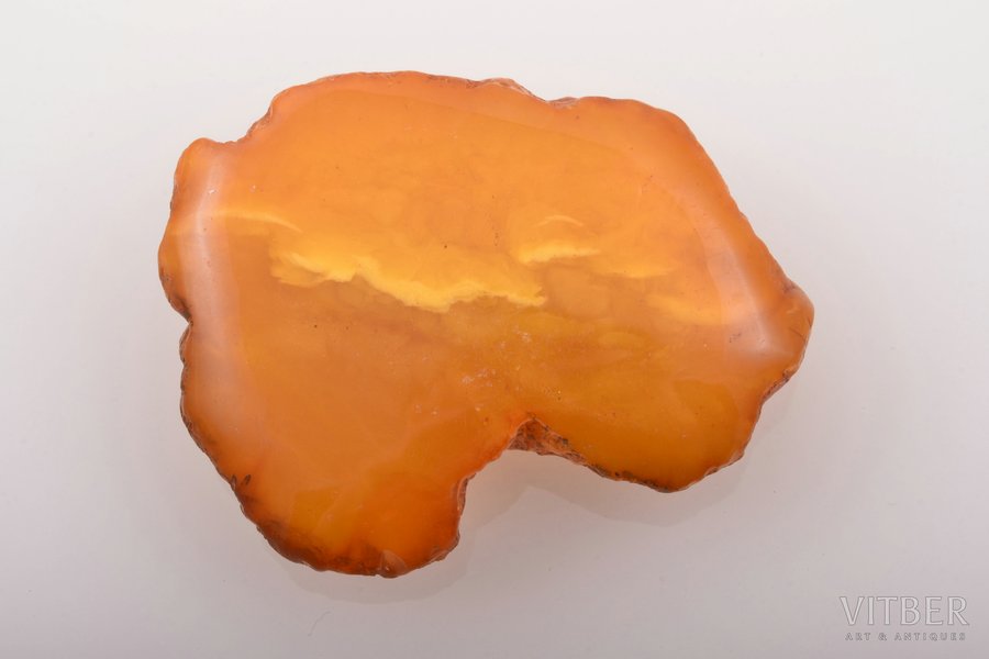 a brooch, amber, 19.11 g., the item's dimensions 5.5 x 4.3 x 1.1 cm