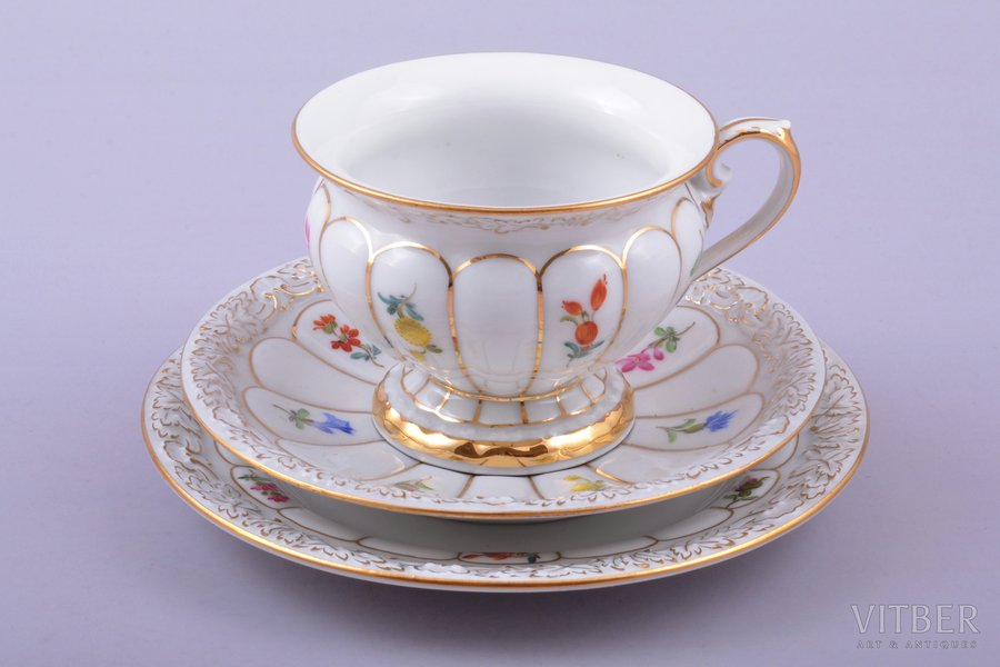 чайное трио, фарфор, Meissen, Германия, h (чашка) 5.9 cm, Ø (блюдце) 12.2, Ø (десертная тарелочка) 13.8 см