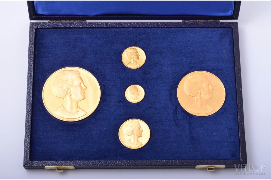 set of 5 medals in commemoration of the official visit of Queen of Denmark Margrethe II to the USSR in May-June 1975; set № 5 (total circulation is 100 numbered sets); 1 medal Ø 60 mm / 105 g, 1 medal Ø 50 mm/ 50 g, 1 medal Ø 32 mm/ 17.50 g, 1 medal Ø 25 mm/ 9.50 g, 1 medal Ø 20 mm/ 3.50 g, gold, 900 standart, USSR, Denmark, 1975, in a box