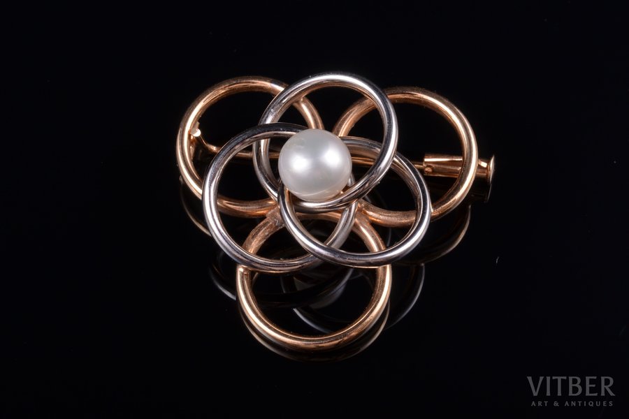 a brooch, gold, 585 standard, 3.61 g., the item's dimensions 2.65 x 2.8 cm, pearl, Finland