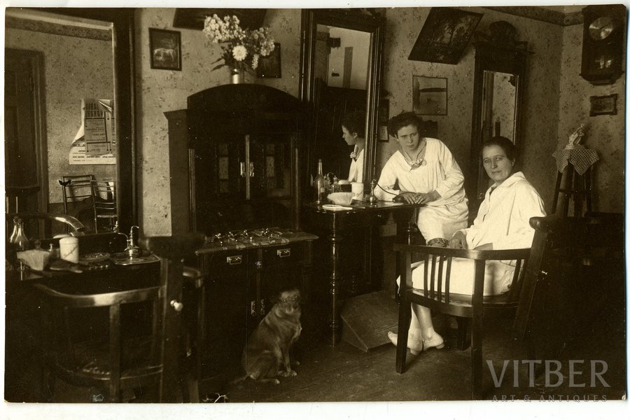 фотография, Рига, внутренний вид парикмахерской, Латвия, 20-30е годы 20-го века, 13,8x8,8 см