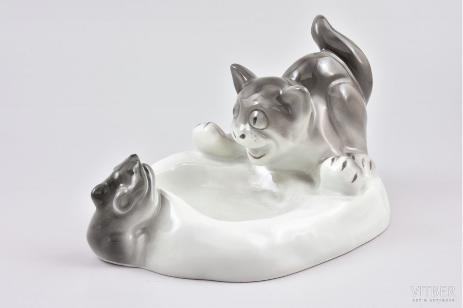 figurine, ashtray "A Cat and a Mouse", porcelain, Riga (Latvia), M.S. Kuznetsov manufactory, 1934-1936, 17.6 x 12.6 x 9.8 cm, second grade