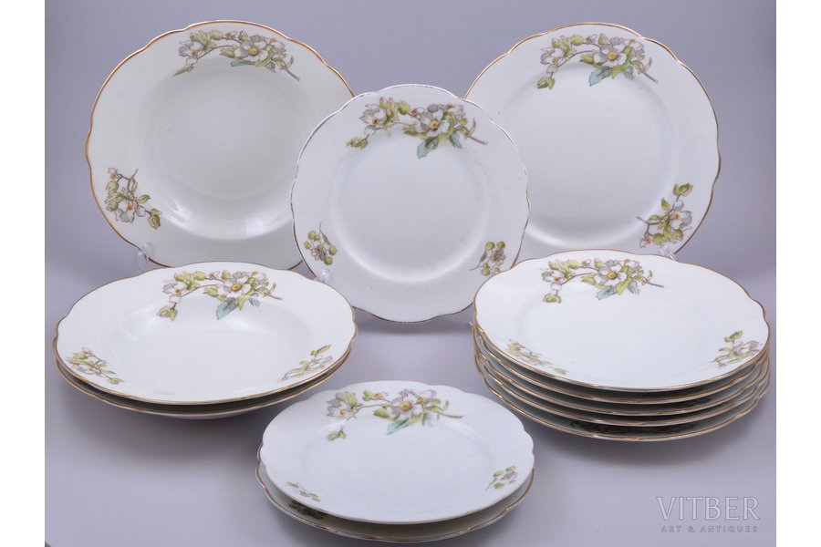 set of 12 plates: 3 soup plates (Ø25.1 cm), 6 plates (Ø24.8 cm), 3 plates (Ø20.9 cm), porcelain, M.S. Kuznetsov manufactory, hand-painted, Riga (Latvia), 1920-1933, Ø 25.1 / 24.8 / 20.9 cm