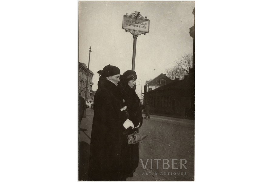 фотография, дамы на остановке уличной железной дороги, Латвия, 20-30е годы 20-го века, 13.8 x 8.9 см