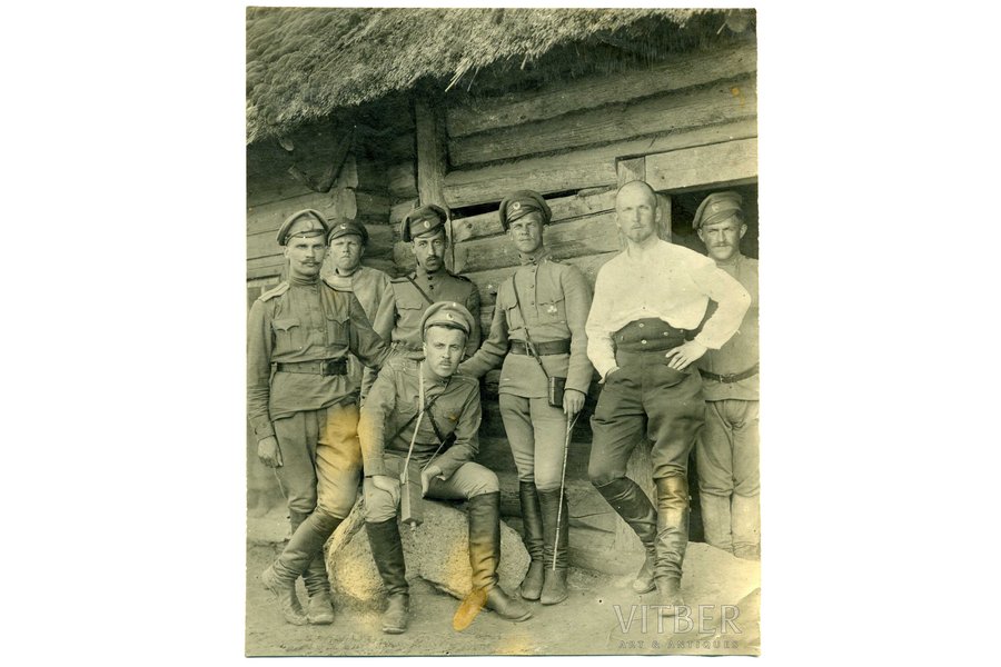 fotogrāfija, virsnieku grupa pie zemnīcas, Krievijas impērija, 20. gs. sākums, 14x11 cm