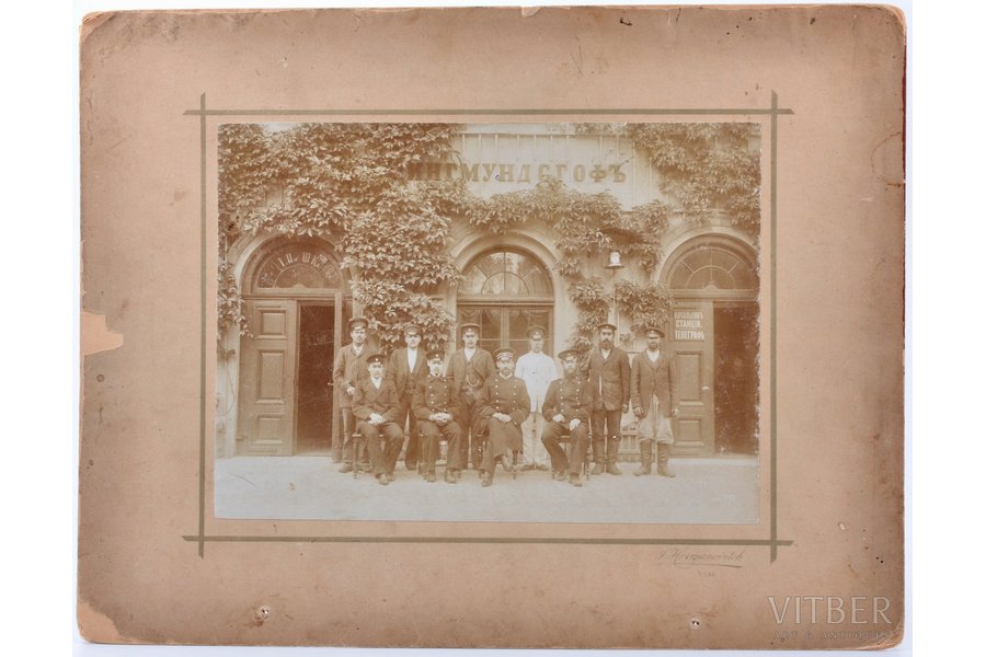 fotogrāfija, dzelzceļa stacija, uz kartona, Ringmundsgof (Rembates, mūsdienās Lielvārdes) stacijas darbinieku grupa, Latvija, Krievijas impērija, 1900 g., 16.8 x 23 cm