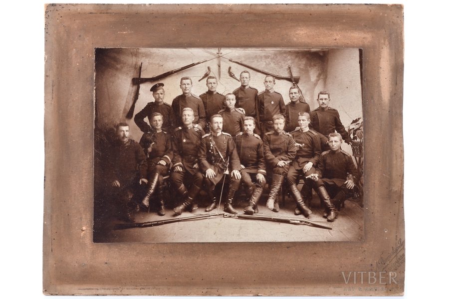 fotogrāfija, uz kartona, virsnieku un kareivju grupa, otrajā rindā otrais no kreisās - Purvlīcis, Krievijas impērija, 16.2 x 22.5 cm