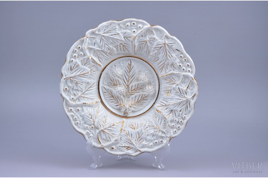 decorative plate, porcelain, M.S. Kuznetsov manufactory, Riga (Latvia), Russia, the 2nd half of the 19th cent., Ø 24.2 cm