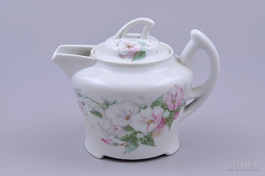 cream jug, porcelain, M.S. Kuznetsov manufactory, Russia, the beginning of the 20th cent., h 10 cm