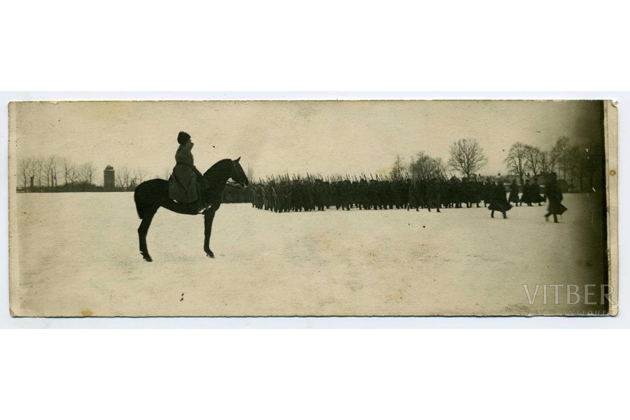 fotogrāfija, latviešu strēlnieki, zirgā ģenerālis Misiņš, Latvija, Krievijas impērija, 20. gs. sākums, 18x6,5 cm