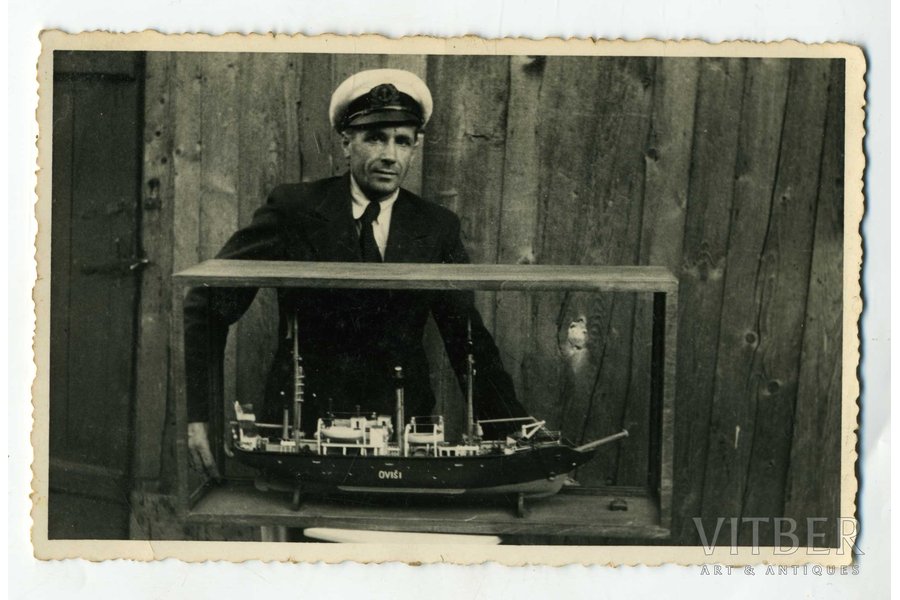 fotogrāfija, jūrnieks pie kuģa "Oviši" maketa, Latvija, 20. gs. 20-30tie g., 13,6x8,6 cm