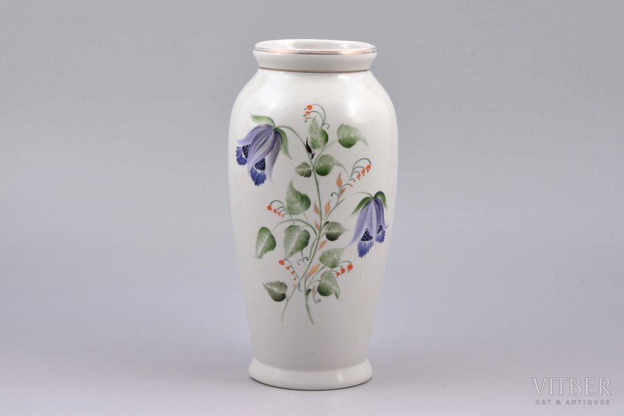 vase, porcelain, sculpture's work, Riga Ceramics Factory, handpainted by Mirdza Januza, Riga (Latvia), 1941-1947, h 19.9 cm