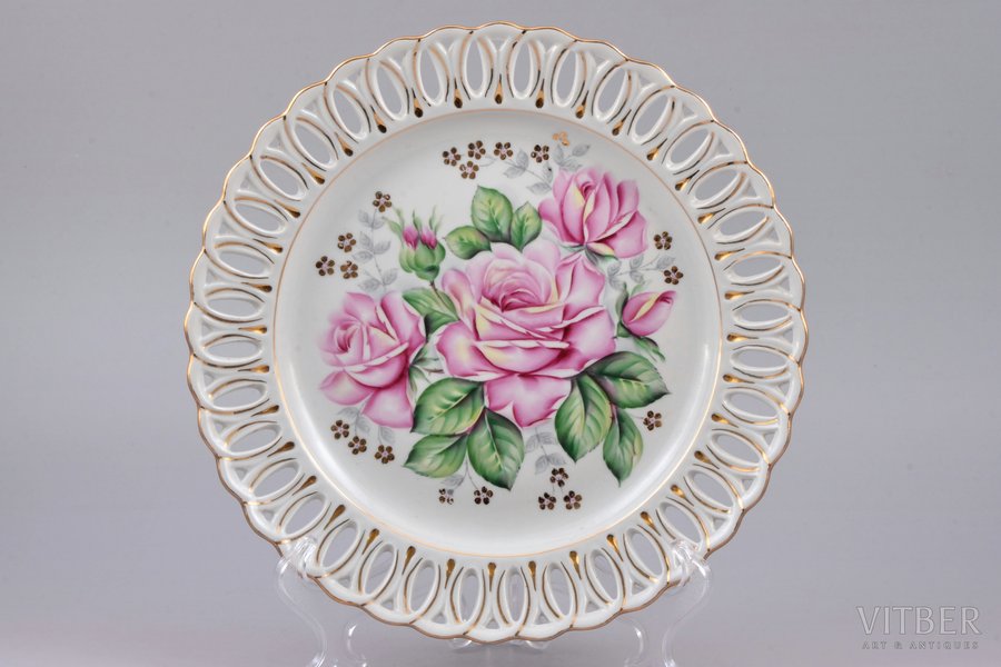 decorative plate, "Roses", porcelain, Rīga porcelain factory, hand-painted, Riga (Latvia), USSR, the 80ies of 20th cent., Ø 24.7 cm