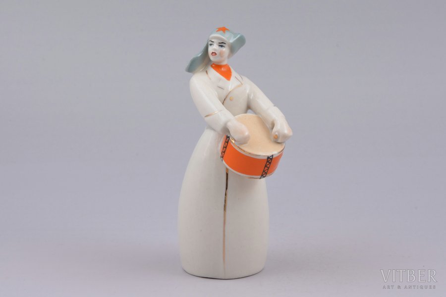 statuete, Sarkanarmietis ar bungām, porcelāns, PSRS, Polonas mākslineciskās keramikas rūpnīca, 1956-1972 g., h 13.4 cm