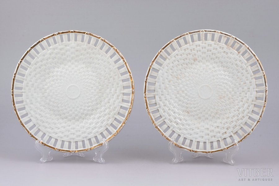 pair of plates, porcelain, M.S. Kuznetsov manufactory, Russia, the border of the 19th and the 20th centuries, Ø 19 cm
