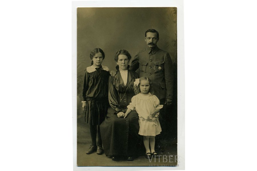 фотография, портрет латышского стрелка с семьей, Российская империя, начало 20-го века, 13,5x8,5 см
