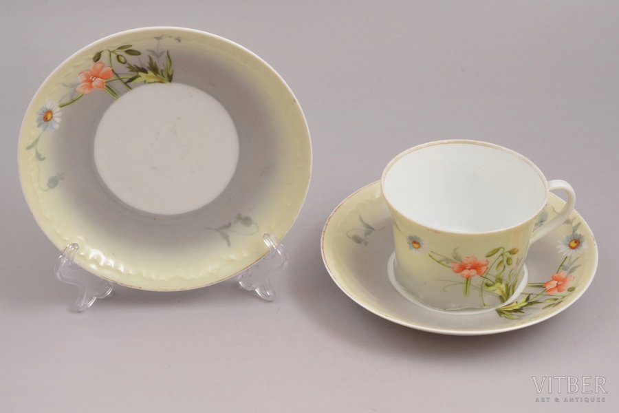 tējas pāris, ar divām apakštasītēm, porcelāns, Gardnera porcelāna rūpnīca, Krievijas impērija, 19. gs. beigas, h (tasīte) 5.5 cm, Ø (apakštasīte) 13.9 cm
