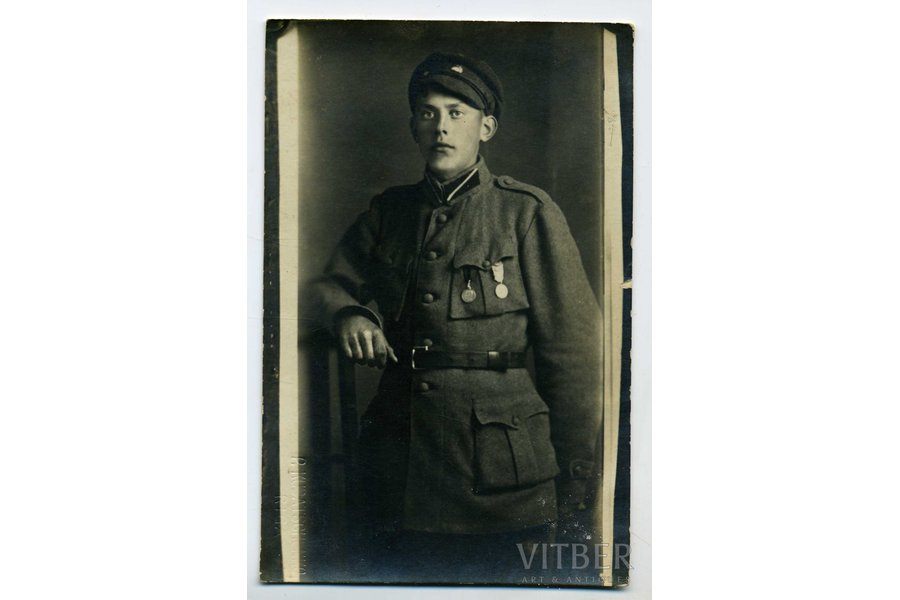 fotogrāfija, Latvijas armija, karavīrs ar apbalvojumiem, Latvija, 20. gs. 20-30tie g., 13,4x8,4 cm