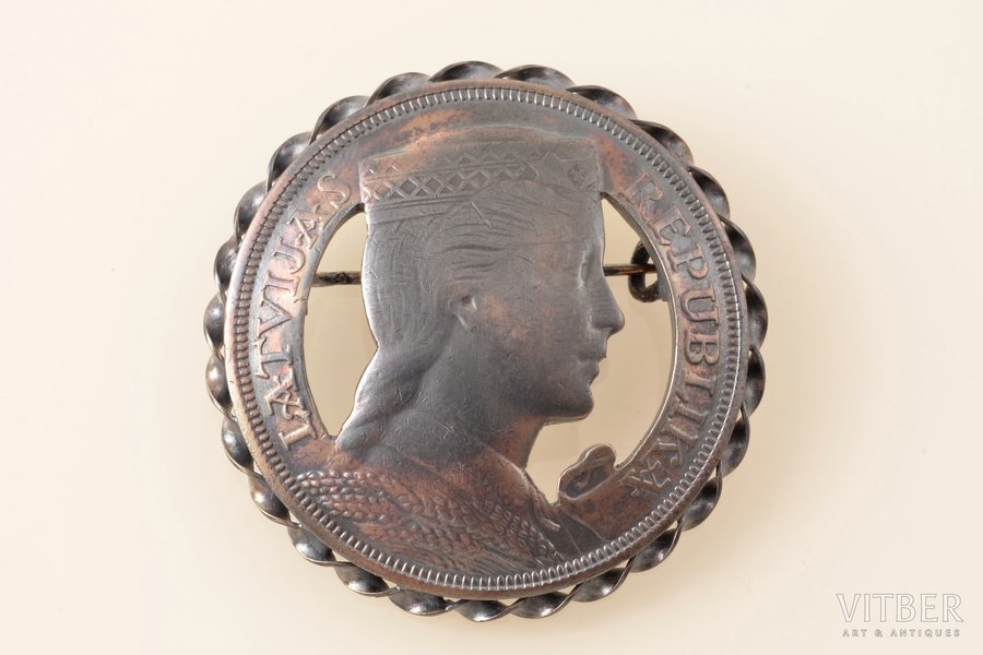 sakta, no 5 latu monētas, sudrabs, 23.66 g., izstrādājuma izmērs Ø 4 cm, 20 gs. 20-30tie gadi, Latvija
