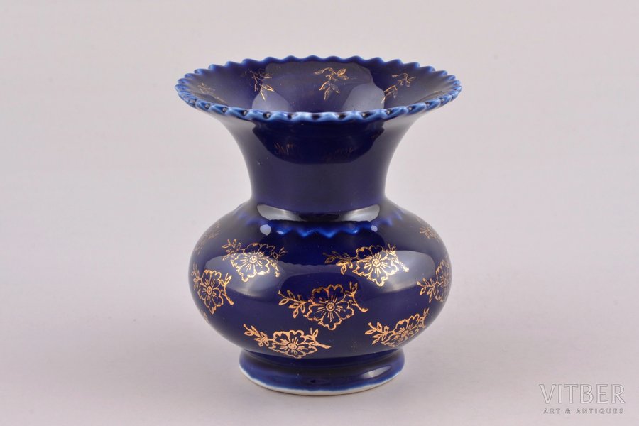 small vase, porcelain, Rīga porcelain factory, Riga (Latvia), USSR, 1953-1962, h 7.4 cm, premium (GOLD MARK) grade