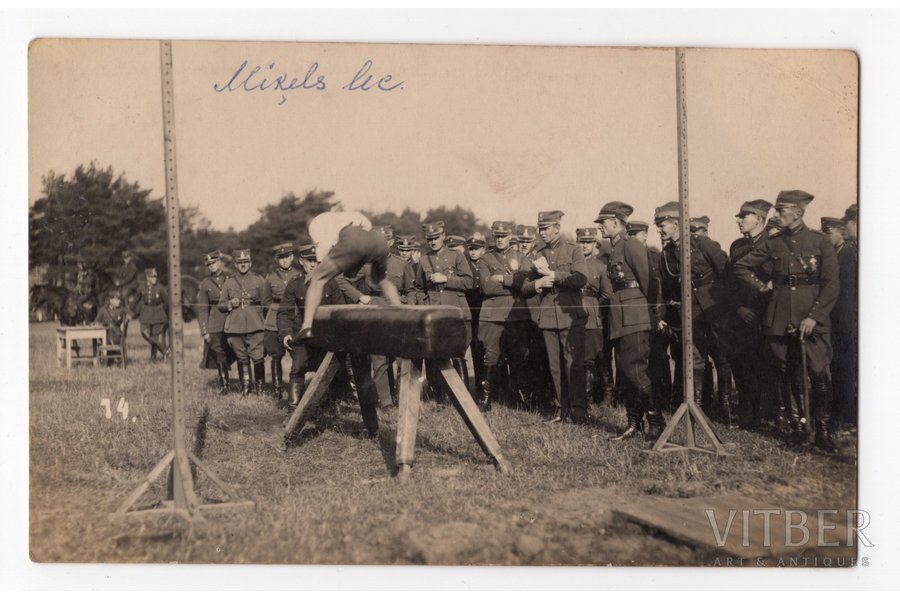 fotogrāfija, Latvijas armija, Kurzemes artilērijas pulks, atbalsta lēciens pār zirgu, Latvija, 20. gs. 20-30tie g., 13,8x8,6 cm