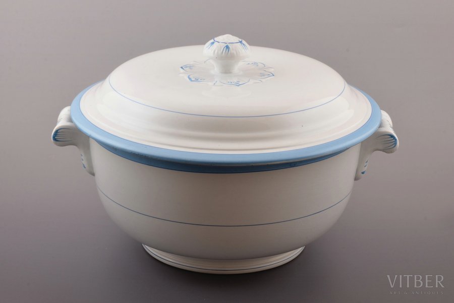 tureen, faience, I. E. Kuznetsov Plant on Volkhov, Russia, 1890-1913, Ø 28.2 cm, h (with lid) 22 cm, chips in some places