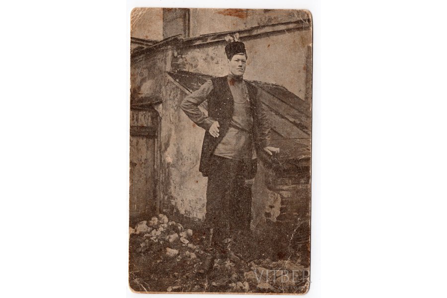 fotogrāfija, Timofejs Bakuļins (1894-1936) - viens no garākajiem cilvēkiem, kura augums sasniedza 2.40 m, svars 208 kg; Ternovojas ciema iedzīvotājs Voroņežas guberņā, Krievijas impērija, 20. gs. sākums, 13.4 x 8.5 cm