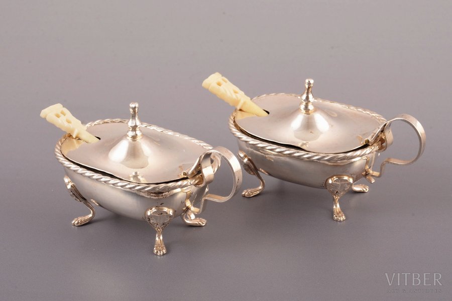set for spices, silver, 800 standard, total weight of silver 78.55, with small bone spoons and glass inserts, 4.8 x 7.4 x 4.3 cm, spoon 5.8 cm, Italy