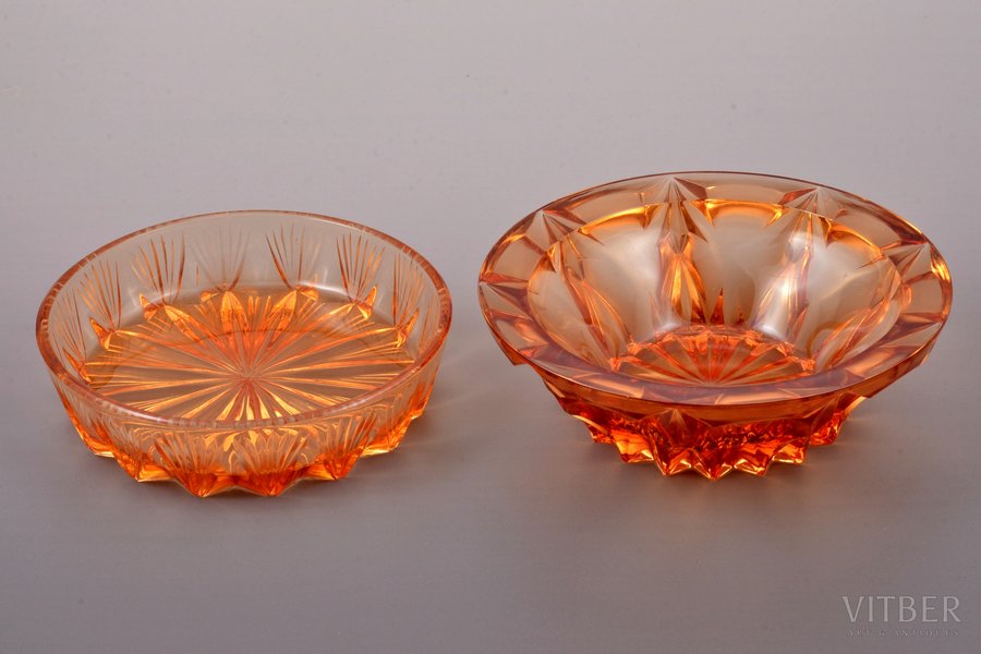 2 konfekšu trauku komplekts, Iļģuciema stikla fabrika, Latvija, 20 gs. 20-30tie gadi, Ø 15 / 13.4 cm