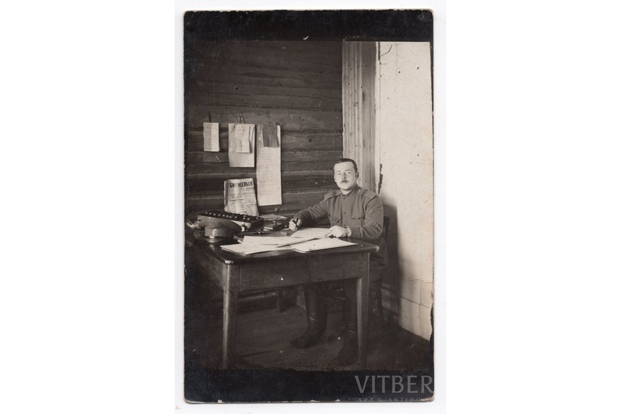 фотография, солдат за столом, Российская империя, начало 20-го века, 13,8x8,8 см