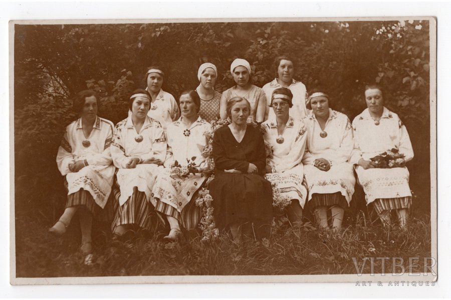 фотография, девушки в народных костюмах с сактами, Латвия, 20-30е годы 20-го века, 13,8x8,6 см