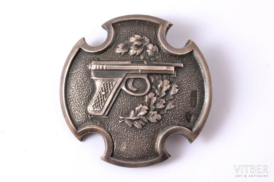 nozīme, Izcils šāvējs no pistoles, sudrabs, 875 prove, Latvija, 20.gs. 20-30ie gadi, 31.8 x 31.6 mm, O. Pērkona, A. Kocejeva darbnīca