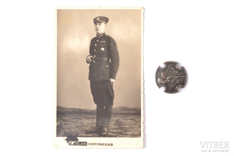 badge, a photo, Army expert-shooter (rifle shooting), silver, 875 standard, Latvia, 20-30ies of 20th cent., 31.3 x 31.5 mm, workshop of O. Pērkons, A. Kocejevs