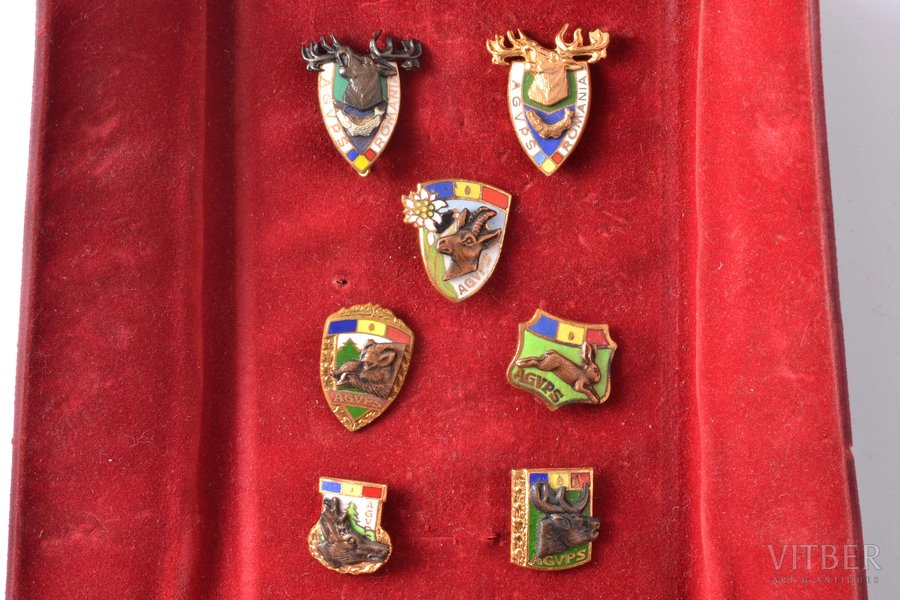 komplekts, 7 nozīmes, Rumānijas mednieku biedrība (AGVPS Romania), bronza, zeltījums, apsudrabojums, emalja, Rumānija, 20.gs.50-60ie gadi, viena nozīme ar emaljas nošķēlumu