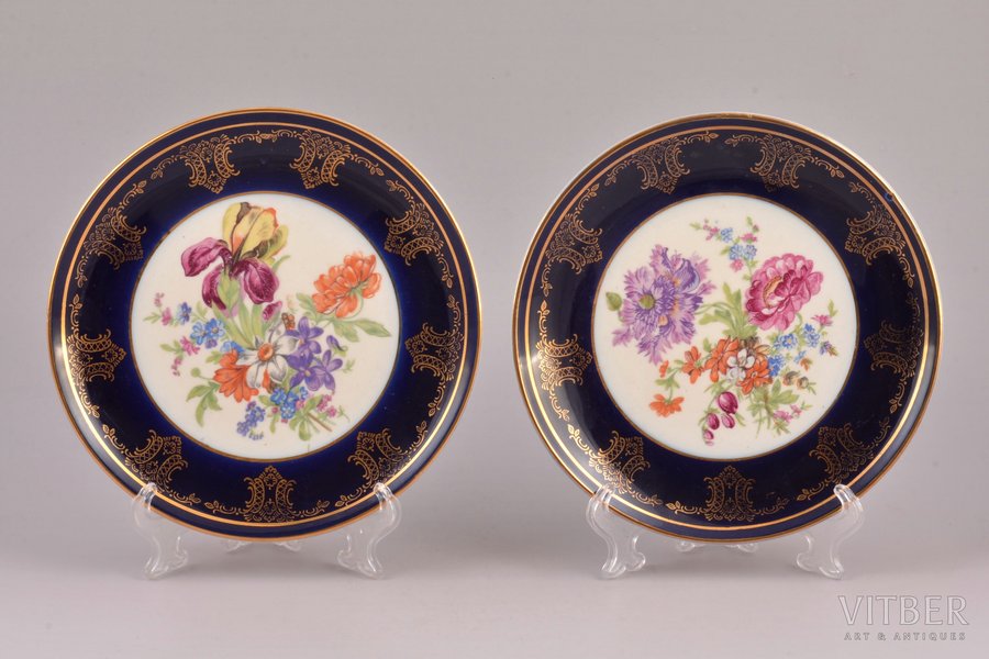 pair of decorative plates, "Flowers", porcelain, Rīga porcelain factory, Riga (Latvia), USSR, 1948-1970, Ø 17.8 cm