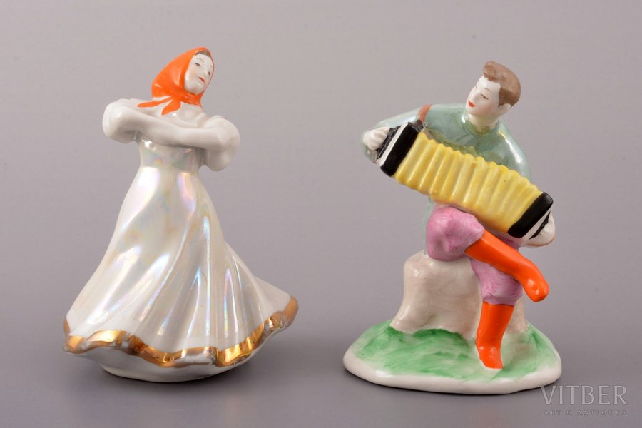 pair of figurines, Russian dance, USSR, DZ Dulevo, molder - Asta Brzhezitckaya, the 50-60ies of 20th cent., h 8.7 / 8.5 cm
