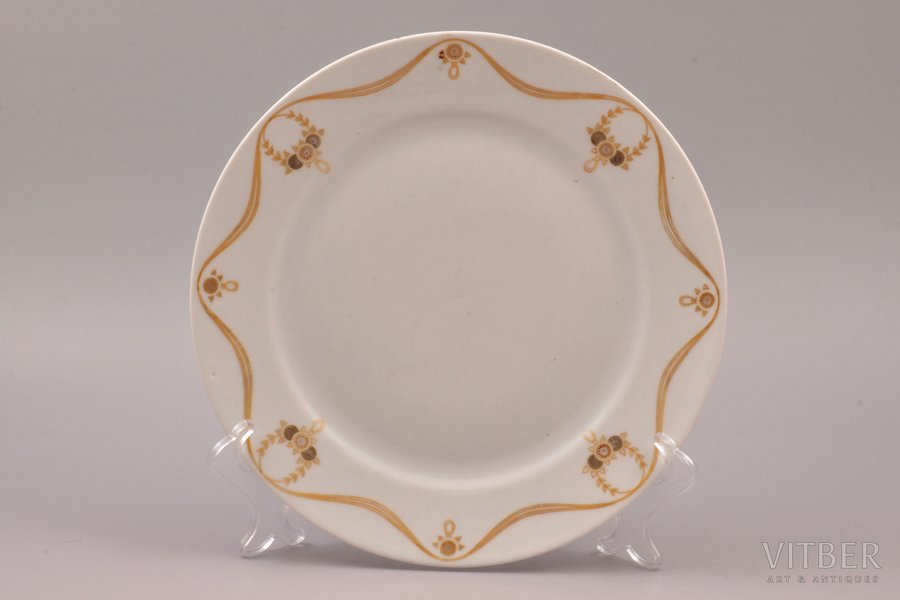 plate, porcelain, M.S. Kuznetsov manufactory, Russia, the border of the 19th and the 20th centuries, Ø 24.7 cm, Dmitrov factory