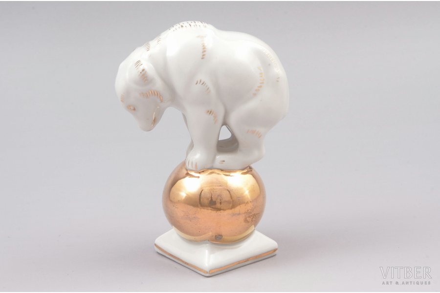 statuete, Lācis uz zelta bumbas, porcelāns, Rīga (Latvija), Rīgas porcelāna rūpnīca, 20 gs. 60tie gadi, 10.8 cm, pirmā šķira