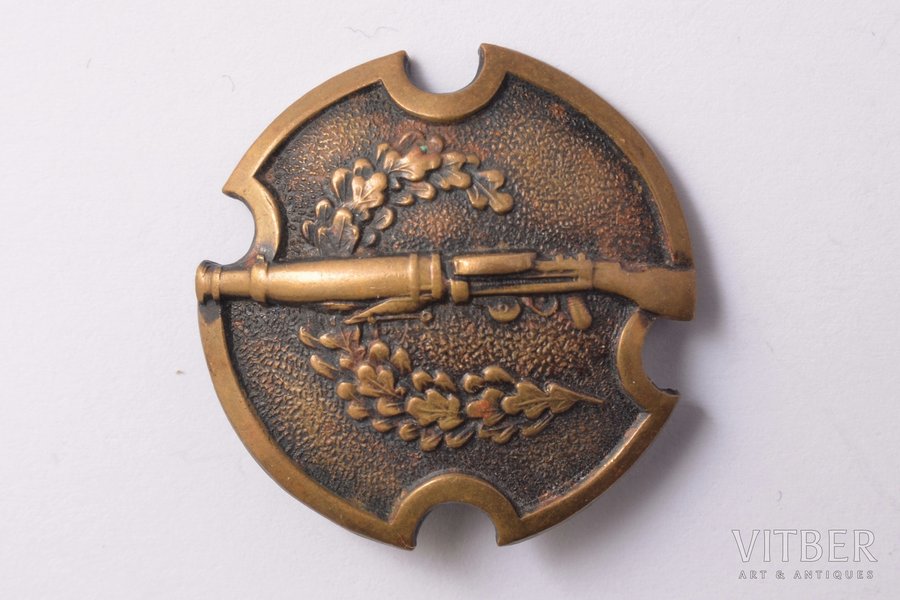 badge, Army expert-shooter (automatic rifle shooting), Latvia, 20-30ies of 20th cent., Ø 30 mm, 6.50 g