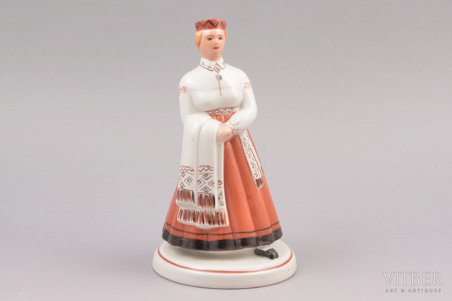 statuete, Sieviete tautu tērpā, porcelāns, Rīga (Latvija), PSRS, Rīgas porcelāna rūpnīca, 20 gs. 40tie gadi, 15.5 cm