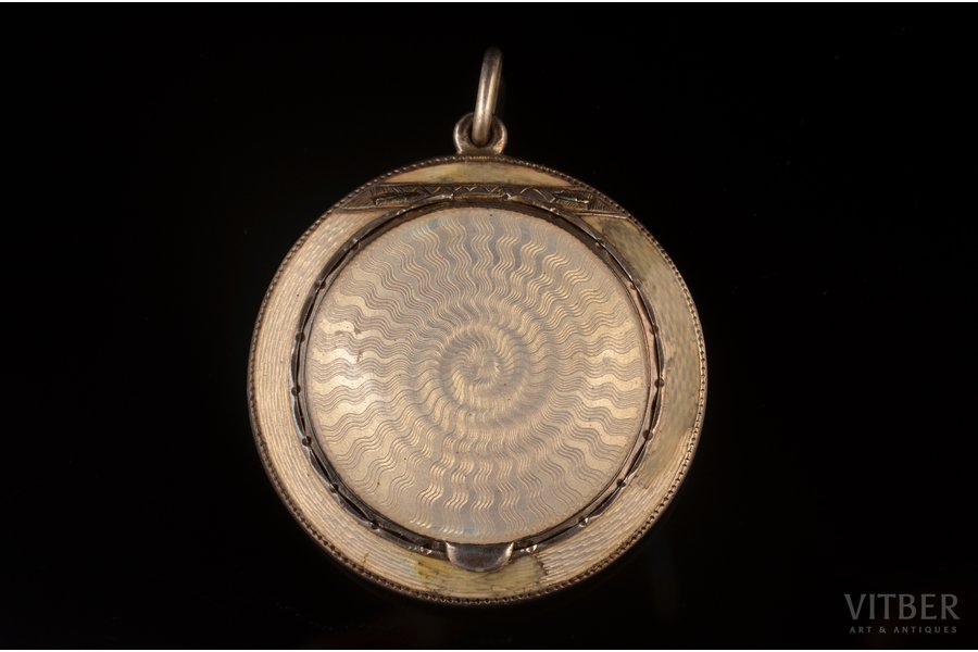 a medallion, guilloche enamel, 35.5 g., the item's dimensions Ø 4.6 cm, 1908-1917, workshop of Anna Karlovna Ringe, St. Petersburg, Russia, enamel defects