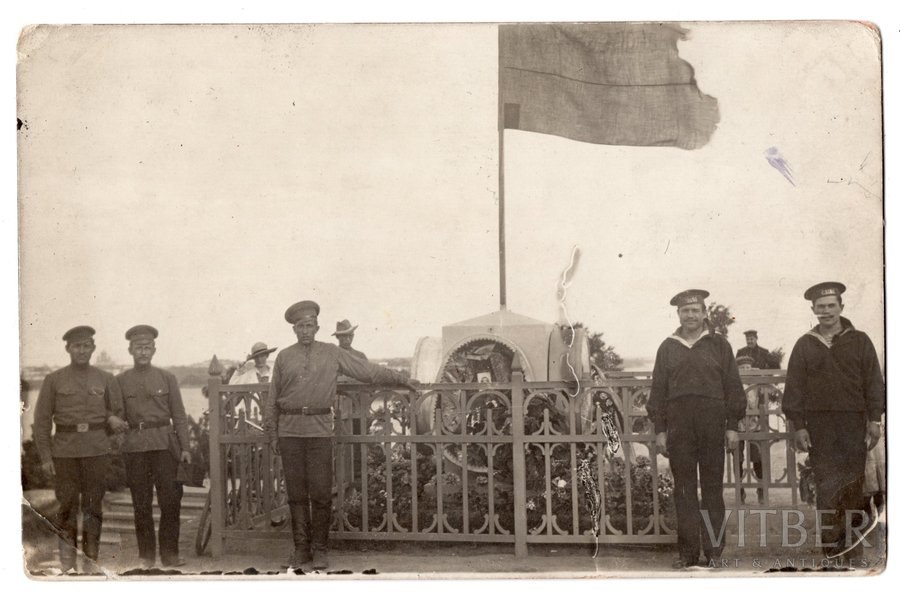 fotogrāfija, Pie pieminekļa kritušiem. Karavīrs ar Latviešu strēlnieku krūšu zīmi, jūrnieki no kara kuģa "Slava", Latvija, Krievijas impērija, 20. gs. sākums, 13.8x9 cm