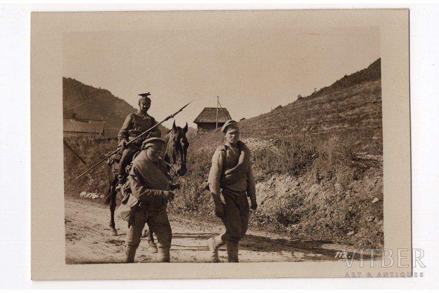 фотография, Русские пленные в сопровождении немецкого драгуна 1916 г., Российская империя, начало 20-го века, 12.5x8.8 см