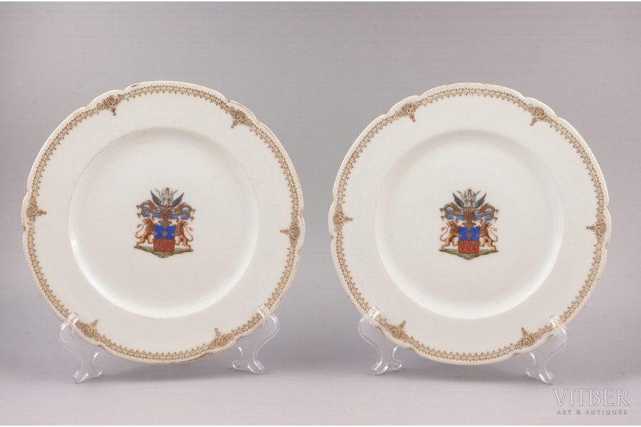 pair of decorative plates, coat of arms, porcelain, hand-painted, porcelain manufactory Jullien fils ainé, France, the 2nd half of the 19th cent., Ø 23.5 cm