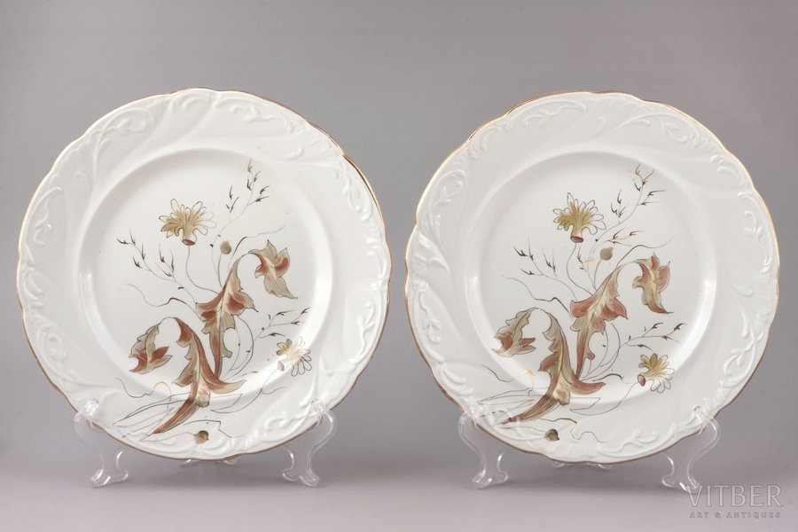 pair of plates, porcelain, I. E. Kuznetsov Plant on Volkhov, hand-painted, Russia, 1872-1889, Ø 25 cm