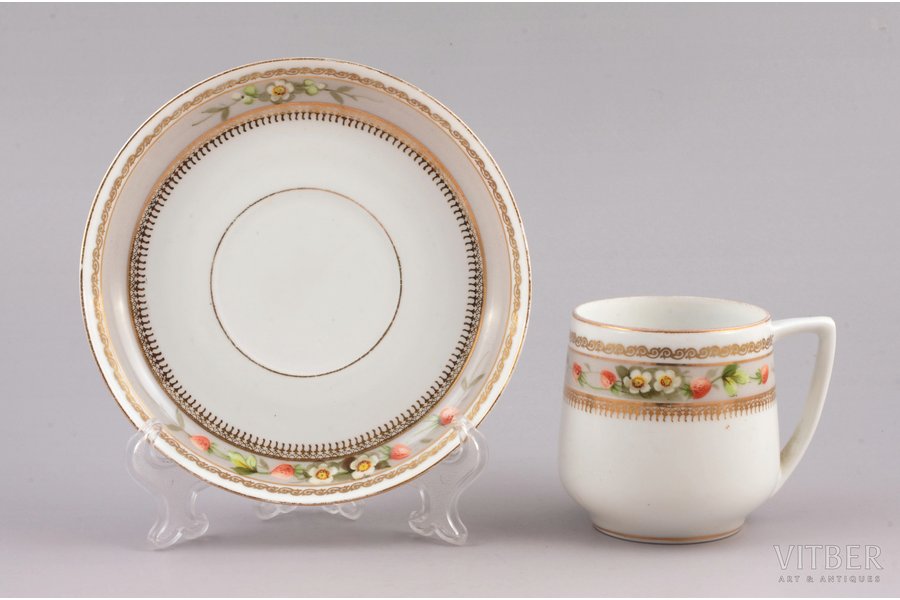 tea pair, porcelain, Gardner manufactory, hand-painted, Russia, the end of the 19th century, h (cup) 7 cm, Ø (saucer) 14 cm