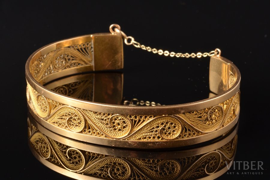 a bracelet, gold, filigree, 750 standard, 32.30 g., the diameter of the bracelet 6.6 x 5.5 cm