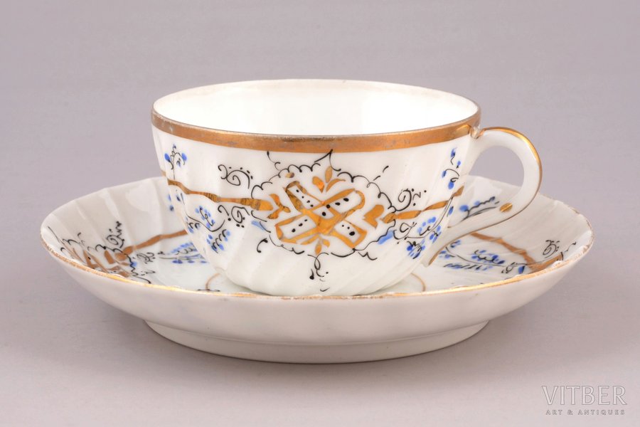 coffee pair, hand painted, porcelain, M.S. Kuznetsov manufactory, Russia, the border of the 19th and the 20th centuries, h (cup) 3.9 cm, Ø (saucer) 11.9 cm