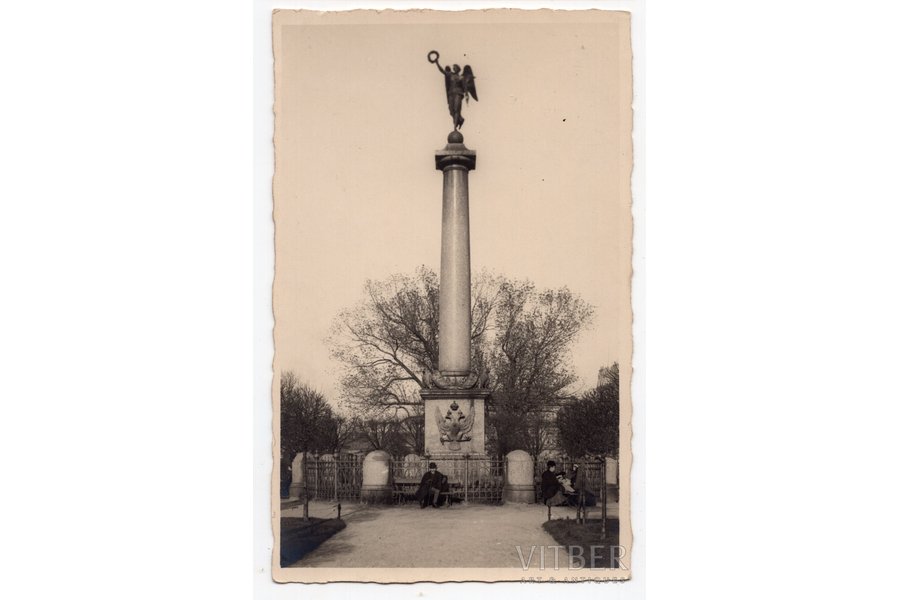 fotogrāfija, Rīga, Pils laukumā, atzīmējot uzvaru karā pret Napoleona Francijas armiju, 1814.g. tika likts pamatakmens pirmajam monumentālajam piemineklim - Uzvaras kolonai, Latvija, Krievijas impērija, 20. gs. sākums, 14x8.8 cm