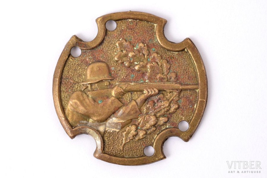 uzšujama krūšu zīme, Izcils šāvējs no šautenes, bronza, Latvija, 20.gs. 20-30ie gadi, 33.1 x 33 mm, 6.55 g